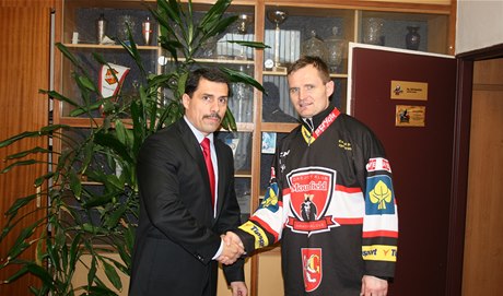 Josef Marha (vpravo) krátce po podpisu smlouvy s generálním manažerem klubu Alešem Kmoníčkem.