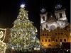 Slavnostnímu rozsvcení vánoního stromu pihlíely na Staromstském námstí tisíce lidí.