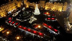 Na Staromstském námstí se shromádily desetitisíce lidí.