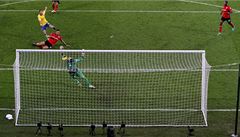 Mathieu Flamini posílá balon do sít�.