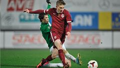 Obránce Jablonce Vojt�ch Kubista (vlevo) a zálo�ník Sparty Bo�ek Do�kal.