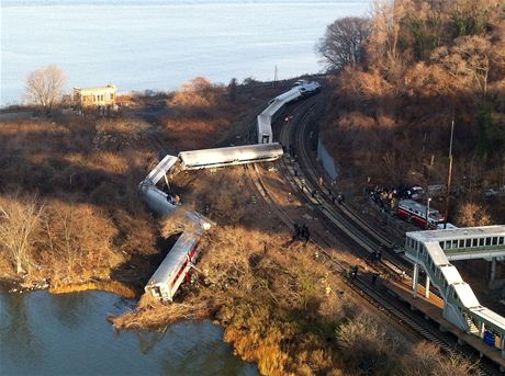 V New Yorku vykolejil pímstský osobní vlak.