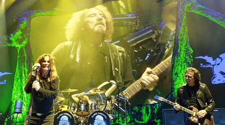 Legendrn britsk skupina Black Sabbath v sobotu veer zcela ovldla praskou O2 arenu, do kter podle poadatel pilkala zhruba 16 tisc fanouk heavy metalu.