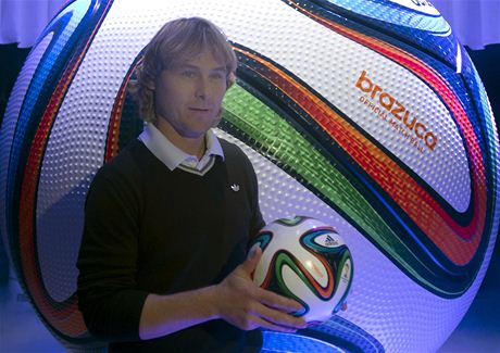 Pavel Nedvd pedstavuje mí Brazuca.