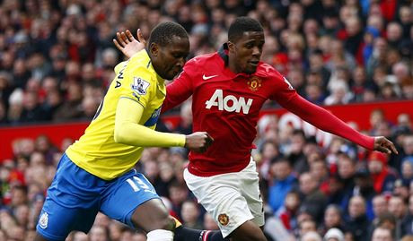 Fotbalista Manchesteru United Wilfried Zaha (vpravo) a Mapou Yanga-Mbiwa z Newcastlu