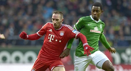 Fotbalista Bayernu Mnichov Franck Ribéry (vlevo) a Cédric Makiadi z Werderu Brémy 