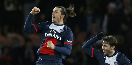 Fotbalista Paris St. Germain Zlatan Ibrahimovi (vlevo) a jeho spoluhrá Maxwell