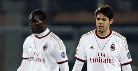 Smutní fotbalisté AC Milán Mario Balotelli (vlevo) a Kaká