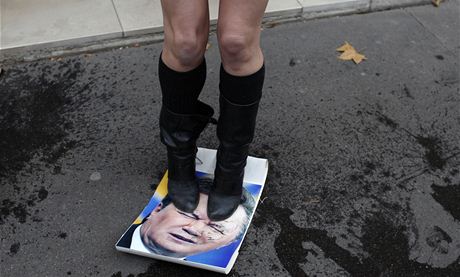lenka hnut Femen stoj na fotografii ukrajinskho prezidenta Viktora Janukovye.