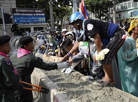V ulicích Bangkoku panovala v úterý smílivá atmosféra. Demonstranti si s policisty podávali ruce