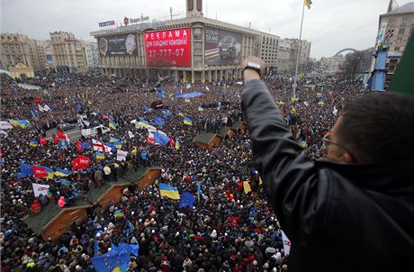 Nedlní demontrace v Kyjev se zúastnilo zhruba 100 000 lidí, podle nkterých odhad ale a pl milionu.