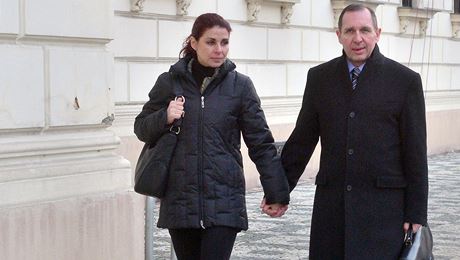 Na snímku picházejí k soudu obalovaní Kateina Pancová a Petr Kott 