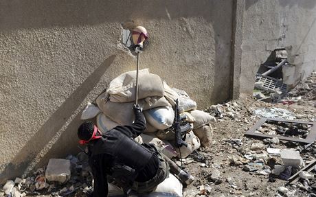 Jeden z nejlepch snmk roku 2013 podle agentury Reuters. Kousek od Damaku nastavuje jeden z len Syrsk osvobozeneck armdy hlavu figurny, aby vyptral snipery.
