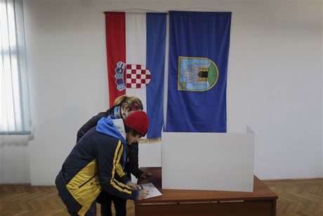 Chorvatský pár hlasuje v referendu o zákazu satk homosexuál.