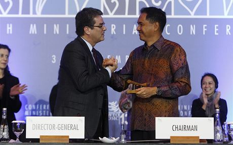 éf WTO Roberto Azevedo potásá rukou Chairmanu Wirjawanovi na závrené ceremonii konference WTO.