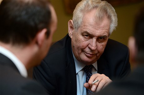 Prezident Miloš Zeman při rozhovoru s redaktory ČTK - kouří