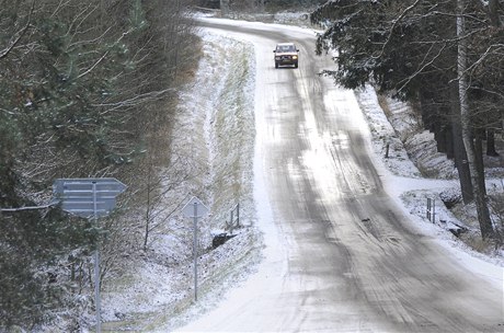 Ledovka, slabá vrstva ujedného namrzajícího snhu a silný vítr komplikují dopravu na silnicích v Plzeském kraji.