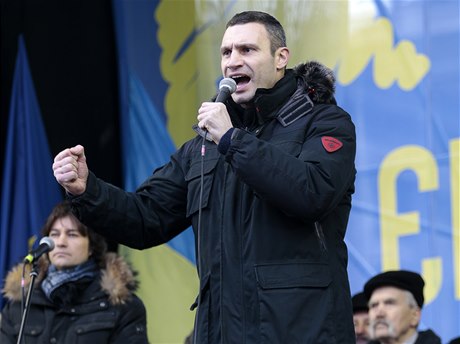 Vdce ukrajinské opoziní strany (Udar) Vitalij Kliko mluví k demonstrantm.