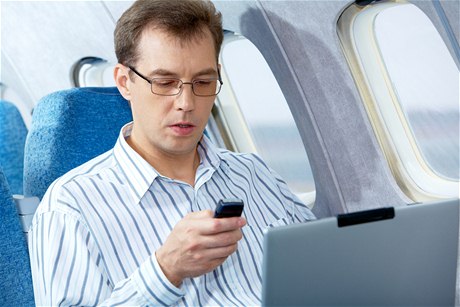 Telefonování v letadle  ilustraní foto. 