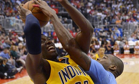 Basketbalista Indiany Pacers Ian Mahinmi (vlevo) a Antawn Jamison z Los Angeles Clippers