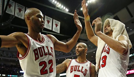 Basketbalisté Chicaga Bulls, zleva jsou Taj Gibson, Carlos Boozer a Joakim Noah 