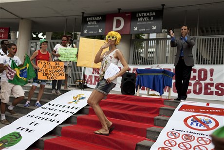 Brazilci protestují proti poádání fotbalového mistrovství svta 2014 ped stadionem Maracaná