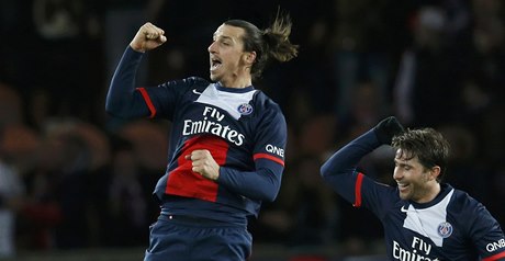 Fotbalista Paris St. Germain Zlatan Ibrahimovič (vlevo) a jeho spoluhráč Maxwell