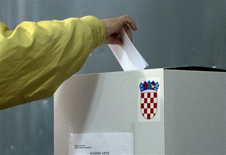Volební místnost v chorvatské Pule. Výsledek referenda je jednoznaný: na 66 procent voli odmítlo satky mezi osobami stejného pohlaví