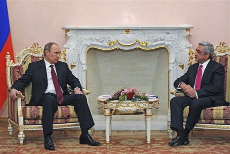 Ruský prezident Vladimir Putin se svým arménským protjkem Serem Sargsjanem 