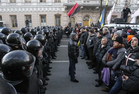 Policisté vs. demonstranti. Prostranství ped budovou ukrajinského parlamentu, 3. prosince 