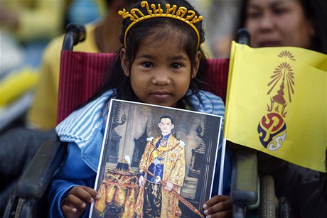 Dívenka s portrétem mladého krále Pchúmipchona Adundéta