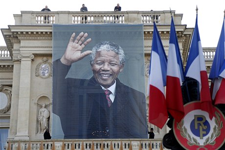 Portrét zesnulého Nelsona Mandely zahalil budovu francouzského ministerstva zahranií