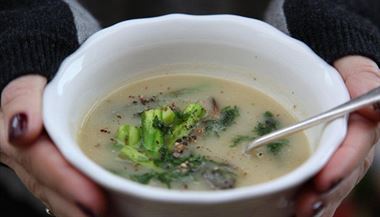 Topinambur je proklatě zdravý. Zkuste z něj uvařit polévku.