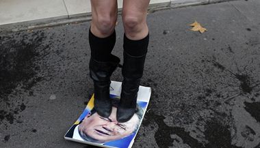 lenka hnut Femen stoj na fotografii ukrajinskho prezidenta Viktora Janukovye.