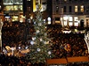 BRNO - Na peplnném námstí Svobody se 29. listopadu rozsvítil obími koulemi ozdobený vánoní strom.