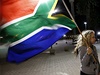 Dívka drí na poest Nelsona Mandely vlajku Jihoafrické republiky ped radnicí Kapského msta.