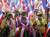 Tém kadý demonstrant v Thajsku je vybaven praporcem se státní vlajkou.