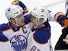 Radost hokejist Edmontonu Oilers Andrewa Ference (vlevo) a Alee Hemského 