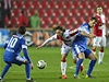Slavia Praha - Slovan Liberec. Zleva Serhij Rybalka ze Slovanu, Mario Lika ze Slavie a Michael Rabuic ze Slovanu
