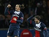 Fotbalista Paris St. Germain Zlatan Ibrahimovi (vlevo) a jeho spoluhr Maxwell