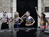 lenky hnutí Femen protestují v Paíi ped ukrajinskou ambasádou proti ukrajinskému prezidentovi Viktoru Janukovyovi.