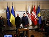 Opoziní pedáci Arsenij Jaceuk (vlevo) a lídr nacionalistické strany Svoboda Oleh ahnybok (vpravo) na tiskové konferenci v Kyjev 