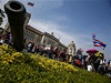 Protivládní demonstranti mávají thajskou vlajkou ped sídlem vlády v Bangkoku