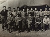 Merill E. Newman (4. zleva dole) na archivní fotografii s jihokorejskými partyzány z jednotky Kuwol (záí 1953)