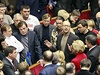 Debata ukrajinské opozice v parlamentu. V brýlích Arsenij Jaceuk