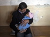 Syrský mu se svým díttem - ilustraní foto.