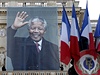 Portrét zesnulého Nelsona Mandely zahalil budovu francouzského ministerstva zahranií