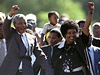 Nelson Mandela s manelkou Winnie po svém proputní z vzení