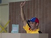 Henrique Capriles, venezuelský opoziní pedák a guvernér státu Miranda, za volební plentou 