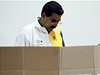 Venezuelský prezident Nicolás Maduro za volební plentou